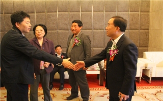 國家發(fā)展改革委資源節(jié)約與環(huán)境保護(hù)司牛波處長（和劉總握手）、全國墻材革新工作委員會會長滕軍力（女士）